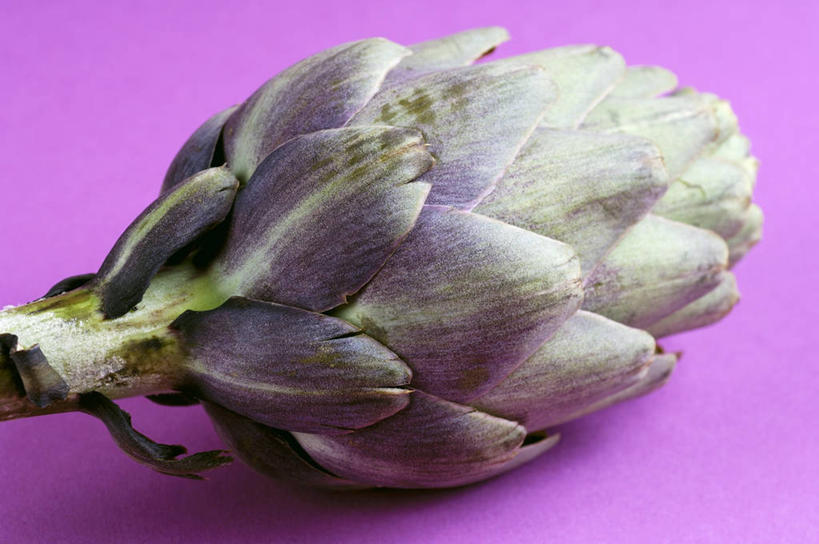 无人,横图,俯视,室内,特写,白天,餐桌,桌子,蔬菜,阴影,紫色背景,新鲜,反射,影子,朝鲜蓟,食品,食物,一个,洋蓟,摄影,有机食品,绿色食品,影棚,单个,餐台,彩图,高角度拍摄,影棚拍摄,拍摄,菜蓟,法国百合,球洋蓟,蔬菜之皇,洋百合