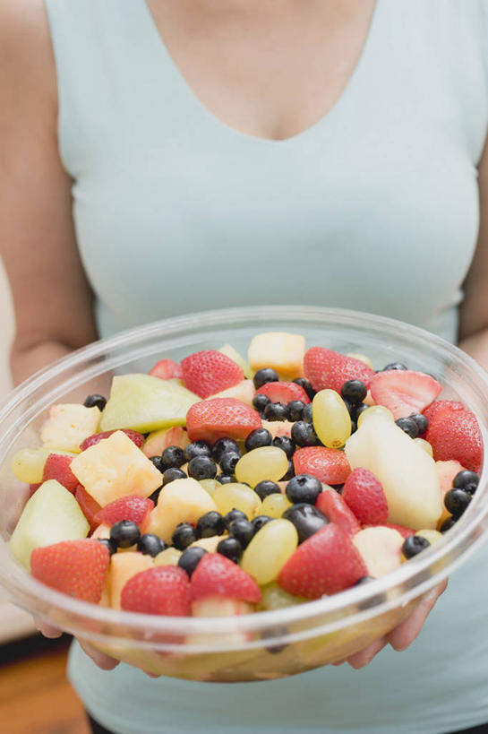 西方人,一个人,捧,竖图,俯视,室内,特写,白天,浆果,蓝莓,西瓜,水果,欧洲,欧洲人,仅一个年轻女性,仅一个女性,仅一个人,一堆,许多,阴影,堆叠,堆积,服装,新鲜,反射,影子,塑料,生食,沙拉,食品,果实,休闲装,色拉,沙律,水果沙拉,食物,一个,衣服,蓝色,容器,塑料制品,碗,休闲,休闲服,服饰,有机食品,绿色食品,单个,色拉酱,储藏,堆,储存,千岛酱,年轻女性,女人,女性,白种人,山都柿,蓝浆果,蓝靛果,寒瓜,端,端着,捧着,手捧,半身,彩图,高角度拍摄,贮存