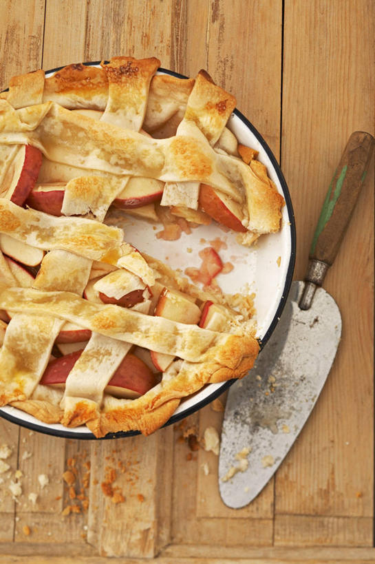 面食,无人,竖图,俯视,室内,特写,白天,烹饪,西餐,餐桌,桌子,金属制品,阴影,反射,金属,木制,铲子,粉末,影子,面粉,料理,食品,面点,粮食,菜肴,美食,食物,木制品,粉,西式,佳肴,餐台,派,农产品,原材料,粉状,彩图,高角度拍摄,苹果派