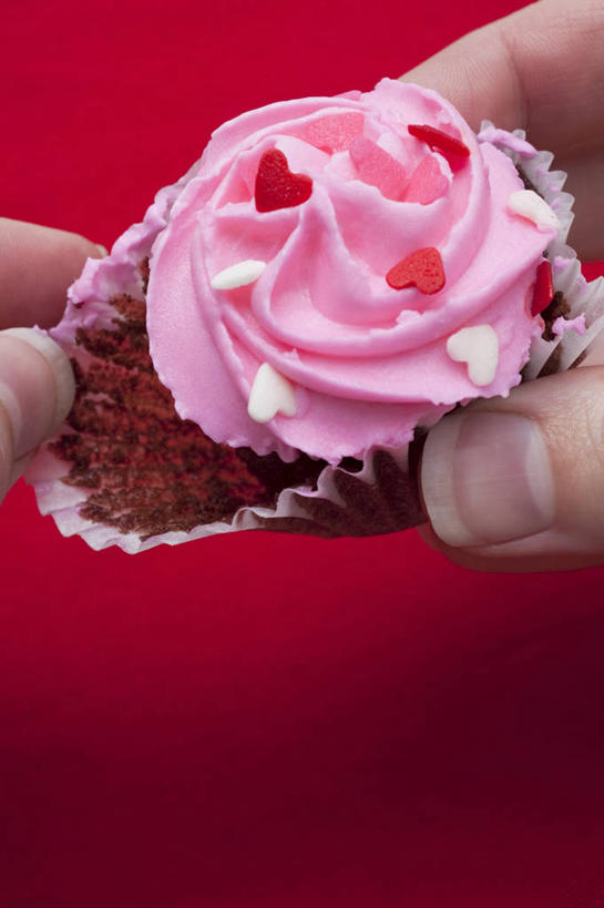 点心,西方人,手,一个人,竖图,俯视,室内,特写,白天,爱情,下午茶,欧洲,情人节,欧洲人,双手,仅一个年轻女性,仅一个女性,仅一个人,握,阴影,红色背景,节日,爱心,庆祝,反射,影子,食品,浪漫,文化,食物,糕点,一个,红色,庆典,温暖,温馨,心形,手部,恩爱,握着,摄影,影棚,单个,纪念,纸托,和睦,纸杯蛋糕,纸托蛋糕,蛋糕托,蛋糕托纸,蛋糕纸托,年轻女性,女人,女性,白种人,心型,半身,彩图,高角度拍摄,影棚拍摄,拍摄,融洽,蛋糕