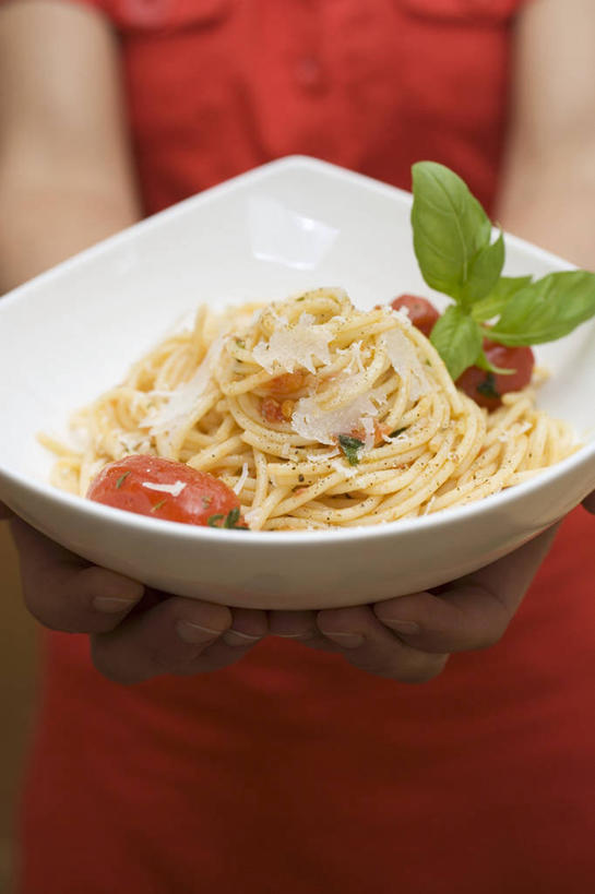 面食,面条,意大利面,西方人,手,一个人,捧,竖图,俯视,室内,特写,白天,西餐,植物,蔬菜,西红柿,小番茄,叶子,欧洲,欧洲人,双手,仅一个年轻女性,仅一个女性,仅一个人,一堆,许多,阴影,堆叠,堆积,服装,新鲜,反射,影子,陶瓷,面,香料,料理,食品,绿叶,草药,陶瓷制品,休闲装,中药,食物,一个,衣服,红色,白色,容器,碗,香草,休闲,手部,休闲服,嫩叶,西式,服饰,有机食品,绿色食品,单个,储藏,堆,罗勒,储存,紫苏,药材,中草药,九层塔,圣约瑟夫草,甜罗勒,兰香,中药材,本草,小西红柿,樱桃小番茄,珍珠小番茄,年轻女性,女人,女性,白种人,叶,叶片,樱桃番茄,圣女果,番茄,端,端着,捧着,手捧,半身,彩图,高角度拍摄,贮存