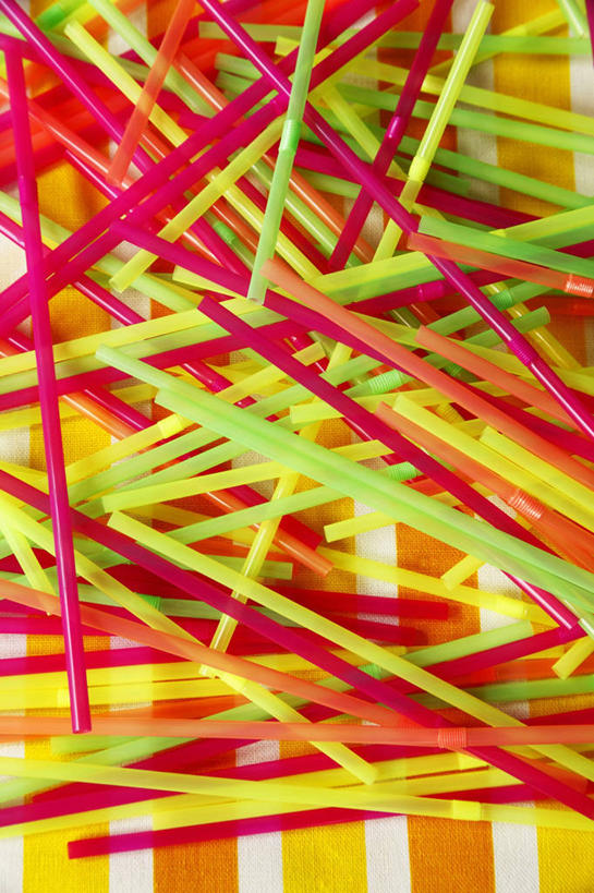 无人,竖图,俯视,室内,特写,白天,餐桌,桌子,静物,一堆,许多,阴影,堆叠,堆积,反射,影子,塑料,黄色,红色,绿色,塑料制品,吸管,餐台,堆,空心,饮管,彩图,高角度拍摄,圆柱状