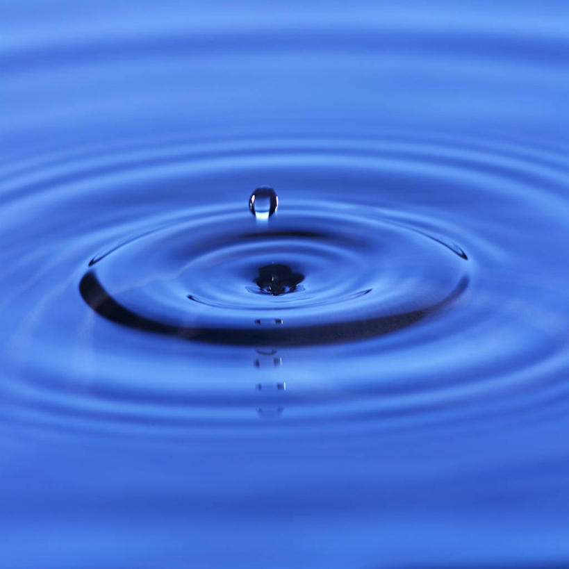 无人,方图,俯视,室内,特写,白天,水,阴影,波纹,透明,反射,液体,影子,气泡,水滴,涟漪,漩涡,水泡,水珠,蓝色,水纹,泡泡,圆弧,理智,沉静,冷色,高深,冷淡,彩图,高角度拍摄