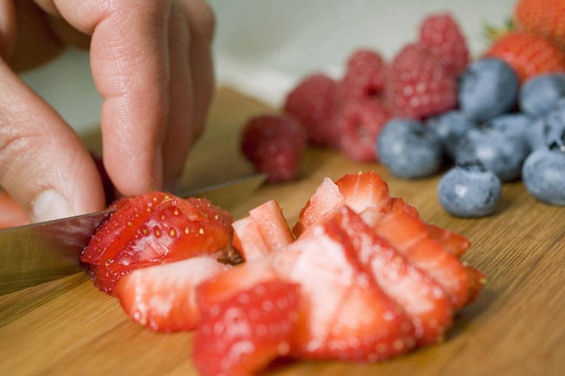 西方人,手,一个人,横图,俯视,室内,特写,白天,餐桌,桌子,草莓,浆果,蓝莓,金属制品,欧洲,欧洲人,仅一个年轻女性,仅一个女性,仅一个人,一把,握,阴影,朦胧,模糊,反射,金属,木制,工具,影子,刀具,红色,蓝色,木制品,刀,手部,握着,餐台,水果刀,单手,山莓,树莓,三月泡,四月泡,山抛子,刺葫芦,悬钩子,馒头菠,高脚菠,龙船泡,泡儿刺,年轻女性,女人,女性,白种人,洋莓,水果皇后,山都柿,蓝浆果,蓝靛果,红莓,地莓,半身,彩图,高角度拍摄