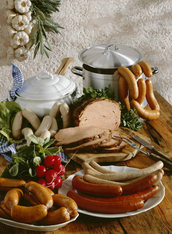 无人,竖图,俯视,室内,特写,白天,烹饪,餐桌,桌子,萝卜,蔬菜,蒜,餐具,厨具,金属制品,一堆,许多,阴影,堆叠,堆积,新鲜,反射,金属,碟子,炖锅,锅子,盘,影子,肉,香肠,食品,腊肠,蒜头,锅,肉类,食物,红色,白色,盘子,碟,有机食品,绿色食品,餐台,锅具,堆,肉食,烹饪用具,胡蒜,大红萝卜,东北红萝卜,烹调用具,莱菔,红萝卜,大蒜,烹调,彩图,高角度拍摄