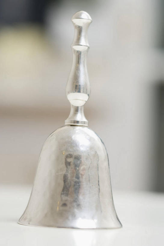 无人,竖图,俯视,室内,特写,白天,餐桌,桌子,静物,金属制品,圣诞节,阴影,节日,朦胧,模糊,庆祝,反射,金属,影子,文化,祈愿,一个,庆典,单个,餐台,纪念,祈求,信号,报时,召集,钟,彩图,高角度拍摄