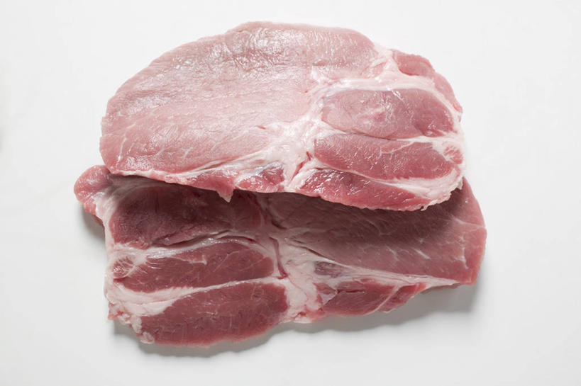 无人,横图,俯视,室内,特写,白天,白色背景,烹饪,西餐,餐桌,桌子,两块,阴影,新鲜,反射,影子,肉,生食,牛排,牛肉,料理,食品,菜肴,美食,肉类,食物,红色,西式,摄影,佳肴,影棚,餐台,肉食,彩图,高角度拍摄,影棚拍摄,拍摄