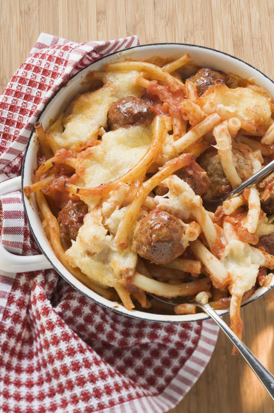 面食,面条,奶酪,意大利面,无人,竖图,俯视,室内,特写,白天,西餐,餐桌,桌子,一堆,许多,阴影,堆叠,堆积,反射,木制,布料,方格,格子,影子,勺子,面,肉,干酪,起司,料理,食品,芝士,营养,布纹,肉类,桌布,食物,红色,白色,餐巾,木制品,调羹,台布,汤匙,乳酪,西式,餐台,堆,乳制品,发酵,肉食,彩图,高角度拍摄