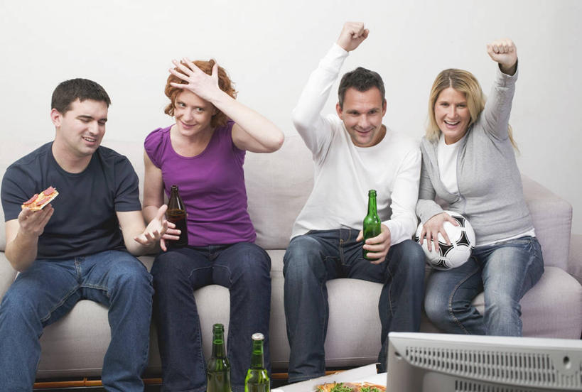 啤酒,西方人,四个人,伙伴,朋友,客厅,坐,举,笑,微笑,露齿笑,横图,俯视,室内,白天,爱情,烹饪,西餐,友谊,足球,沙发,电视,欧洲,欧洲人,阴影,服装,欢呼,反射,影子,料理,食品,披萨,匹萨,足球装备,酒类,浪漫,注视,休闲装,运动器械,菜肴,美食,玻璃制品,酒,酒瓶,食物,饮料,一个,衣服,玻璃瓶,瓶子,快餐,观察,看,托,休闲,温暖,温馨,休闲服,健身器械,恩爱,西式,恋人,服饰,佳肴,单个,观看,和睦,察看,起居室,喝彩,比萨,关注,彩电,健身器材,布艺沙发,西式快餐,垃圾食品,意大利薄饼,蹴鞠,彩色电视机,显像管屏,显像管屏幕,客堂,友情,足球运动,男人,男性,年轻男性,年轻女性,女人,女性,白种人,情侣,电视机,举起,举手,举着,向上举,向上伸,向上托,坐着,半身,彩图,高角度拍摄,伴侣,融洽,运动器材