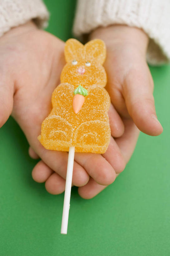 西方人,手,一个人,捧,竖图,俯视,室内,特写,白天,毛衣,餐桌,桌子,哺乳动物,欧洲,复活节,欧洲人,双手,仅一个年轻女性,仅一个女性,仅一个人,阴影,节日,庆祝,反射,兔子,棒棒糖,影子,食品,糖,糖果,甜点,甜品,文化,食物,一个,动物,甜食,庆典,手部,橙色,单个,餐台,纪念,兔,线衫,波板糖,年轻女性,女人,女性,白种人,端,端着,捧着,手捧,半身,彩图,高角度拍摄,绒衣,套衫,套头毛衣,线衣