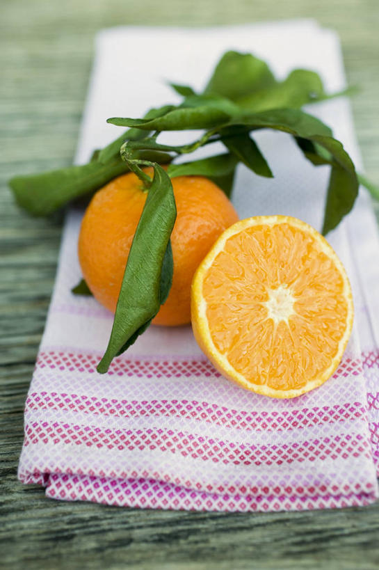 无人,竖图,俯视,室内,特写,白天,餐桌,桌子,柑橘,水果,叶子,阴影,朦胧,模糊,新鲜,反射,木制,布料,影子,生食,食品,果实,绿叶,布纹,桌布,食物,餐巾,木制品,台布,橙色,嫩叶,有机食品,绿色食品,餐台,横截面,剖面,柑桔,截面,截面图形,叶,叶片,橘子,桔子,彩图,高角度拍摄,大红蜜橘,大红袍,红橘,黄橘,宽皮橘