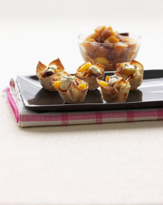 点心,无人,竖图,俯视,室内,特写,白天,白色背景,餐桌,桌子,柑橘,南瓜,蔬菜,餐具,水果,阴影,新鲜,反射,布料,碟子,盘,影子,金瓜,生食,食品,甜点,甜品,果实,布纹,蔬果,番瓜,桌布,食物,糕点,黑色,盘子,餐巾,碟,台布,甜食,摄影,有机食品,绿色食品,影棚,餐台,麦瓜,倭瓜,柑桔,橘子,桔子,彩图,高角度拍摄,影棚拍摄,拍摄,大红蜜橘,大红袍,红橘,黄橘,宽皮橘