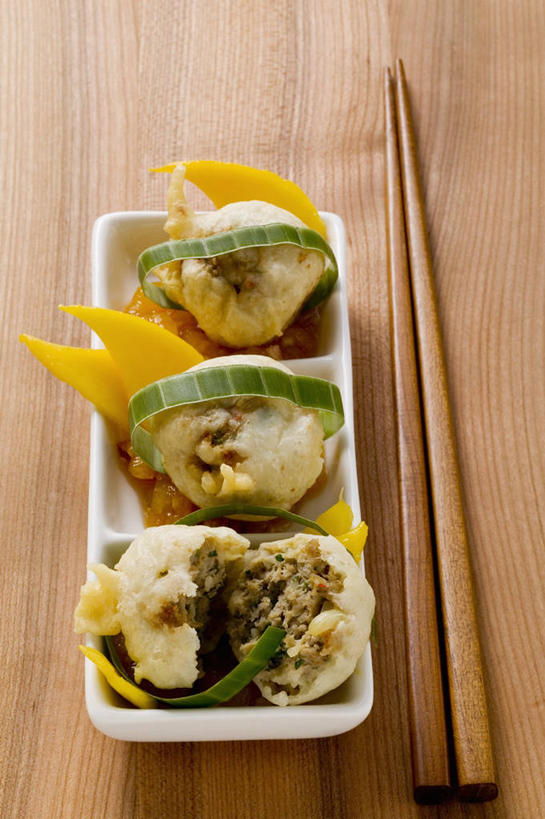 无人,竖图,俯视,室内,特写,白天,烹饪,西餐,餐桌,筷子,桌子,芒果,餐具,水果,叶子,一双,阴影,新鲜,反射,碟子,盘,影子,肉,生食,料理,食品,果实,绿叶,文化,传统,菜肴,美食,肉类,食物,白色,盘子,碟,嫩叶,西式,佳肴,有机食品,绿色食品,餐台,礼节,礼仪,肉食,叶,叶片,进餐用具,望果,蜜望,檬果,闷果,漭果,杧果,庵波罗果,彩图,高角度拍摄