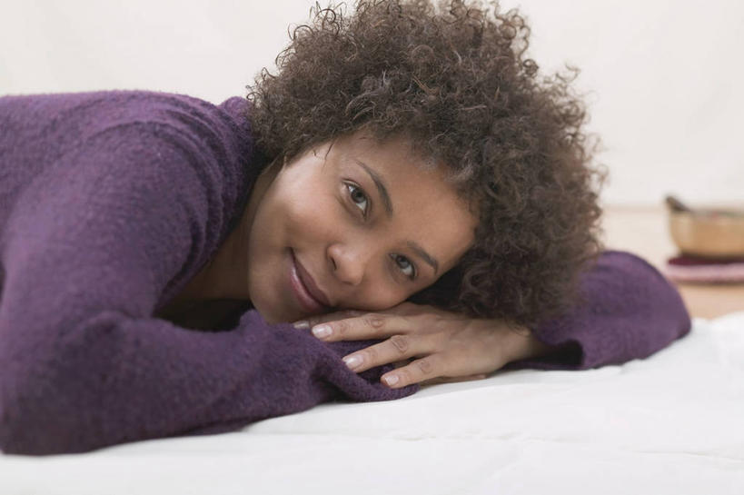 西方人,一个人,笑,微笑,横图,室内,白天,侧面,欧洲,非洲,黑人,欧洲人,仅一个年轻女性,仅一个女性,仅一个人,阴影,服装,反射,影子,地面,注视,休闲装,衣服,紫色,观察,看,趴着,休闲,休闲服,服饰,观看,察看,关注,年轻女性,女人,女性,非洲人,趴,半身,彩图