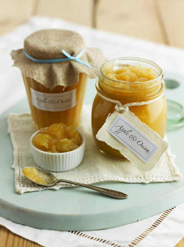 无人,竖图,俯视,室内,特写,白天,餐桌,桌子,苹果,蔬菜,洋葱,餐具,水果,玻璃,阴影,新鲜,反射,木制,英文,标签,标志,叉子,文字,影子,字符,字母,调料,酱料,酱汁,生食,佐料,食品,果实,调味品,调味料,标识,蔬果,酱,玻璃制品,食物,玻璃瓶,木制品,瓶子,有机食品,绿色食品,餐台,英文字母,玉葱,餐叉,广口瓶,进餐用具,圆葱,洋葱头,球葱,葱头,彩图,高角度拍摄