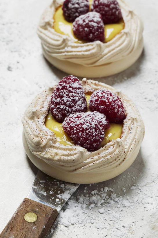 点心,无人,竖图,俯视,室内,特写,白天,下午茶,餐桌,桌子,餐具,水果,两块,一把,阴影,新鲜,反射,粉末,工具,影子,调料,生食,食品,糖,果实,刀具,调味品,调味料,食物,糕点,红色,刀,粉,有机食品,绿色食品,餐台,餐刀,山莓,树莓,三月泡,四月泡,山抛子,刺葫芦,悬钩子,馒头菠,高脚菠,龙船泡,泡儿刺,糖粉,粉状,粉剂,彩图,高角度拍摄,糖类,蛋糕