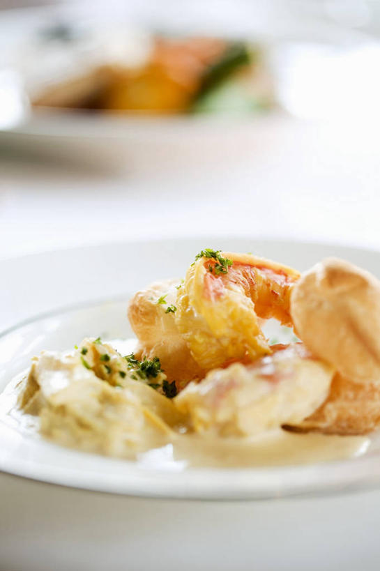 鱼子酱,无人,竖图,俯视,室内,特写,白天,烹饪,西餐,快乐,餐桌,桌子,餐具,阴影,朦胧,模糊,反射,碟子,盘,影子,调味,虾,香料,鱼卵,佐料,料理,食品,鱼籽,菜肴,美食,大虾,藏红花,食物,两个,白色,盘子,碟,西式,佳肴,对虾,餐台,保护,番红花,配料,斑节虾,西红花,作料,东方对虾,中国对虾,彩图,高角度拍摄