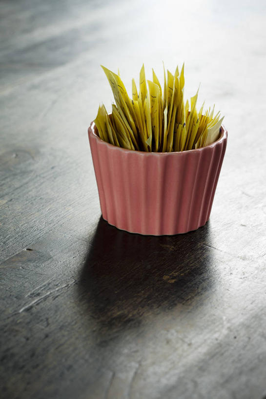 无人,竖图,俯视,室内,特写,白天,餐桌,桌子,许多,阴影,反射,影子,陶瓷,调料,糖,陶瓷制品,调味品,调味料,一个,粉色,绿色,容器,碗,单个,餐台,储藏,储存,彩图,高角度拍摄,贮存