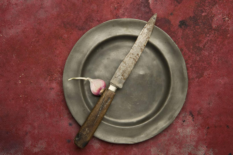 无人,横图,俯视,室内,特写,白天,餐桌,桌子,蔬菜,蒜,餐具,一把,阴影,红色背景,新鲜,生锈,反射,碟子,工具,盘,影子,食品,刀具,蒜头,食物,盘子,碟,刀,摄影,有机食品,绿色食品,影棚,餐台,腐蚀,侵蚀,餐刀,腐化,胡蒜,锈迹斑斑,大蒜,彩图,高角度拍摄,影棚拍摄,拍摄