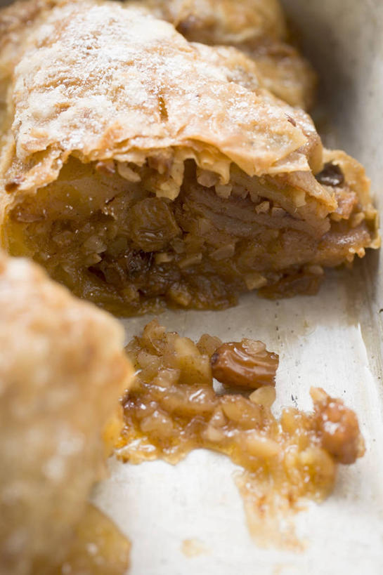 面食,无人,竖图,俯视,室内,特写,白天,烹饪,西餐,餐桌,桌子,苹果,水果,切开,阴影,朦胧,模糊,新鲜,反射,影子,生食,料理,食品,面点,果实,菜肴,美食,食物,切,西式,佳肴,有机食品,绿色食品,餐台,派,剖面,切面,彩图,高角度拍摄,苹果派