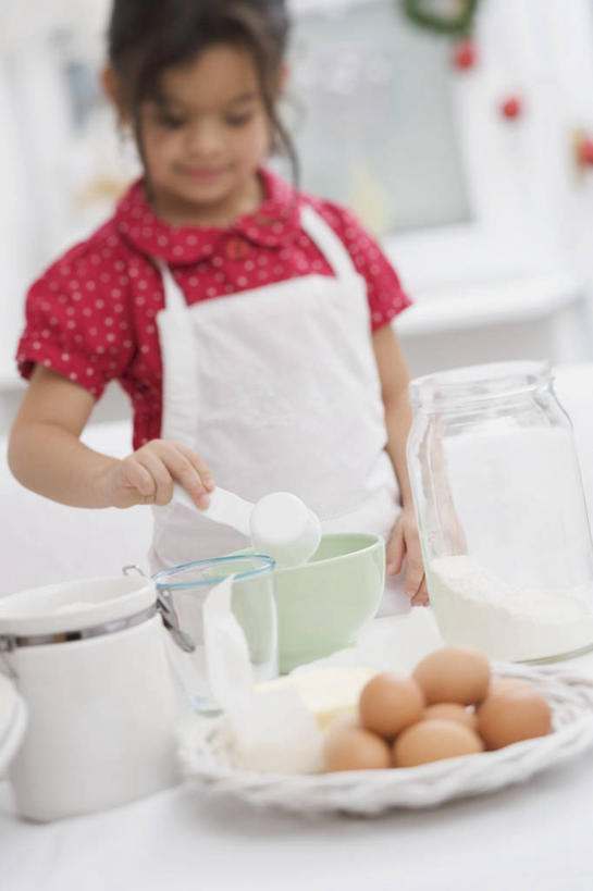 西方人,儿童,一个人,站,竖图,室内,白天,正面,纯洁,餐桌,厨房,桌子,餐具,欧洲,欧洲人,仅一个女性,仅一个人,一堆,许多,握,阴影,堆叠,堆积,服装,朦胧,模糊,反射,碟子,粉末,盘,围裙,影子,蛋,鸡蛋,面粉,粮食,注视,休闲装,小孩,衣服,红色,白色,盘子,碟,低头,观察,看,站着,仅一个小孩,休闲,休闲服,粉,可爱,童年,童趣,握着,服饰,餐台,观看,堆,农产品,察看,关注,童真,烂漫,无邪,原材料,卵,粉状,天真,女孩,女人,女性,白种人,孩子,站立,半身,彩图,灶间,女生