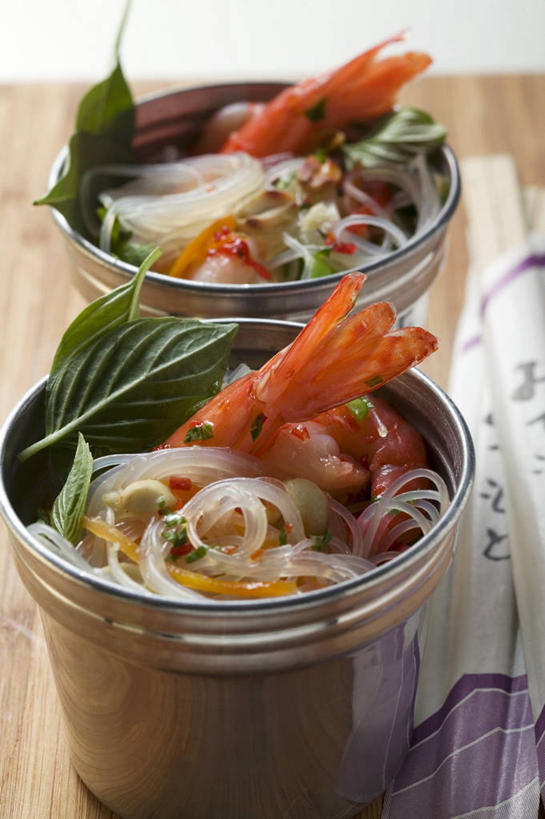 无人,竖图,俯视,室内,特写,白天,烹饪,餐桌,筷子,桌子,蔬菜,蒜,餐具,叶子,阴影,新鲜,反射,影子,陶瓷,调味,虾,香料,佐料,料理,食品,绿叶,陶瓷制品,泰式,蒜头,文化,传统,菜肴,美食,大虾,泰国料理,香茅,柠檬草,食物,两个,容器,碗,茴香,嫩叶,佳肴,有机食品,绿色食品,对虾,餐台,储藏,礼节,八角,八角茴香,大茴香,储存,礼仪,斑节虾,八月珠,舶茴香,大料,作料,泰菜,泰国菜,泰式料理,胡蒜,东方对虾,中国对虾,叶,叶片,进餐用具,大蒜,彩图,高角度拍摄,贮存