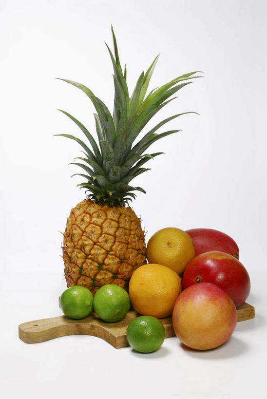 无人,竖图,俯视,室内,特写,白天,白色背景,餐桌,桌子,苹果,菠萝,柑橘,水果,一堆,许多,阴影,堆叠,堆积,新鲜,反射,影子,生食,食品,果实,案板,砧板,食物,摄影,有机食品,绿色食品,影棚,餐台,堆,酸橙,代代,柑桔,橘子,桔子,凤梨,橙子,橙,彩图,高角度拍摄,影棚拍摄,拍摄,大红蜜橘,大红袍,红橘,黄橘,宽皮橘