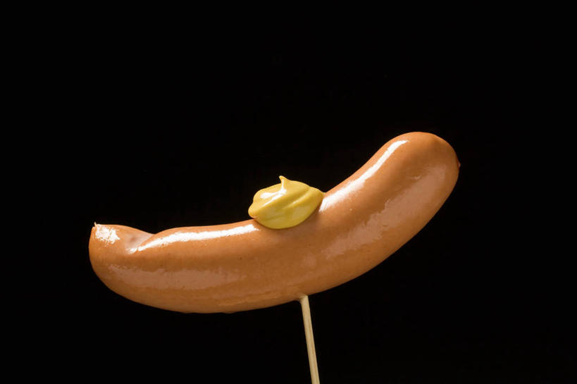 芥末,无人,横图,俯视,室内,特写,白天,阴影,黑色背景,反射,影子,调料,酱料,酱汁,肉,香肠,佐料,腊肠,调味品,调味料,酱,肉类,竹签,一个,摄影,影棚,单个,肉食,芥末酱,取食签,彩图,高角度拍摄,影棚拍摄,拍摄,芥辣,芥辣酱,美式芥末,美式芥末酱