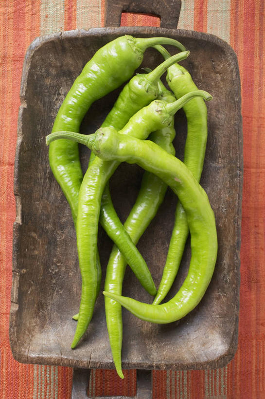 无人,竖图,俯视,室内,特写,白天,餐桌,桌子,辣椒,蔬菜,餐具,一堆,许多,阴影,堆叠,堆积,新鲜,反射,碟子,盘,影子,调味,香料,佐料,食品,食物,绿色,盘子,碟,有机食品,绿色食品,餐台,堆,配料,辣角,红海椒,大椒,辣虎,广椒,作料,辣子,红辣椒,海椒,番椒,彩图,高角度拍摄