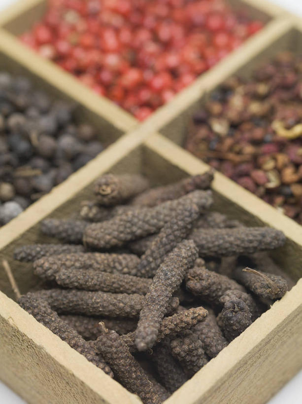 无人,竖图,俯视,室内,特写,白天,餐桌,桌子,一堆,许多,阴影,堆叠,堆积,朦胧,模糊,反射,木制,影子,调味,香料,佐料,坚果,果实,木制品,容器,干果,餐台,储藏,堆,配料,储存,作料,彩图,高角度拍摄,贮存