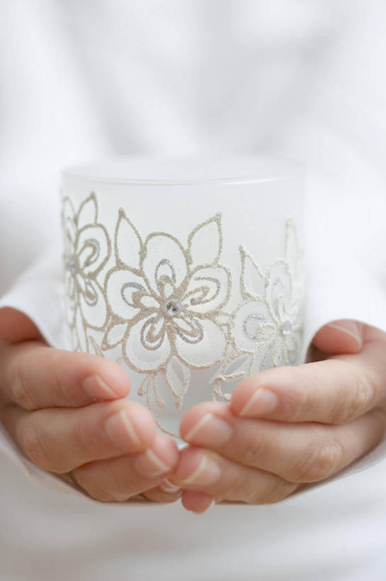 西方人,手,一个人,捧,竖图,室内,特写,白天,正面,蜡烛,欧洲,欧洲人,双手,仅一个年轻女性,仅一个女性,仅一个人,阴影,服装,装饰,反射,影子,花蕾,休闲装,花,花瓣,花朵,鲜花,衣服,白色,花苞,花蕊,休闲,手部,休闲服,服饰,华丽,修饰,点缀,衬托,美观,雅致,雅观,烛炬,年轻女性,女人,女性,白种人,端,端着,捧着,手捧,半身,彩图