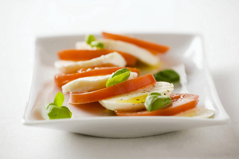 奶酪,无人,横图,俯视,室内,特写,白天,白色背景,烹饪,西餐,餐桌,桌子,蔬菜,西红柿,餐具,叶子,阴影,朦胧,模糊,新鲜,反射,碟子,盘,影子,干酪,起司,料理,食品,绿叶,芝士,营养,菜肴,美食,食物,一个,红色,白色,盘子,碟,嫩叶,乳酪,西式,摄影,佳肴,有机食品,绿色食品,影棚,单个,餐台,乳制品,发酵,马苏里拉,马苏里拉奶酪,马祖里拉,莫扎雷拉,莫兹瑞拉,莫扎里拉,叶,叶片,番茄,彩图,高角度拍摄,影棚拍摄,拍摄