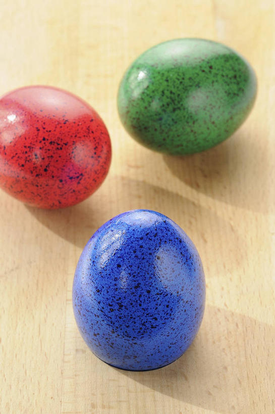 无人,竖图,俯视,室内,特写,白天,餐桌,桌子,复活节,阴影,黄色背景,节日,庆祝,反射,影子,蛋,文化,三个,红色,蓝色,绿色,庆典,摄影,影棚,餐台,纪念,彩蛋,复活节彩蛋,彩图,高角度拍摄,影棚拍摄,拍摄