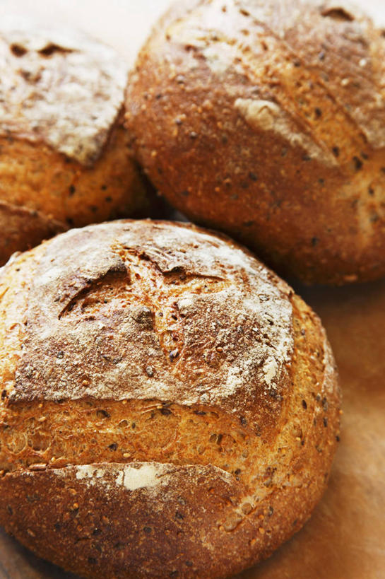 点心,面包,无人,竖图,俯视,室内,特写,白天,餐桌,桌子,阴影,反射,影子,食品,面点,食物,糕点,三个,餐台,小圆面包,彩图,高角度拍摄