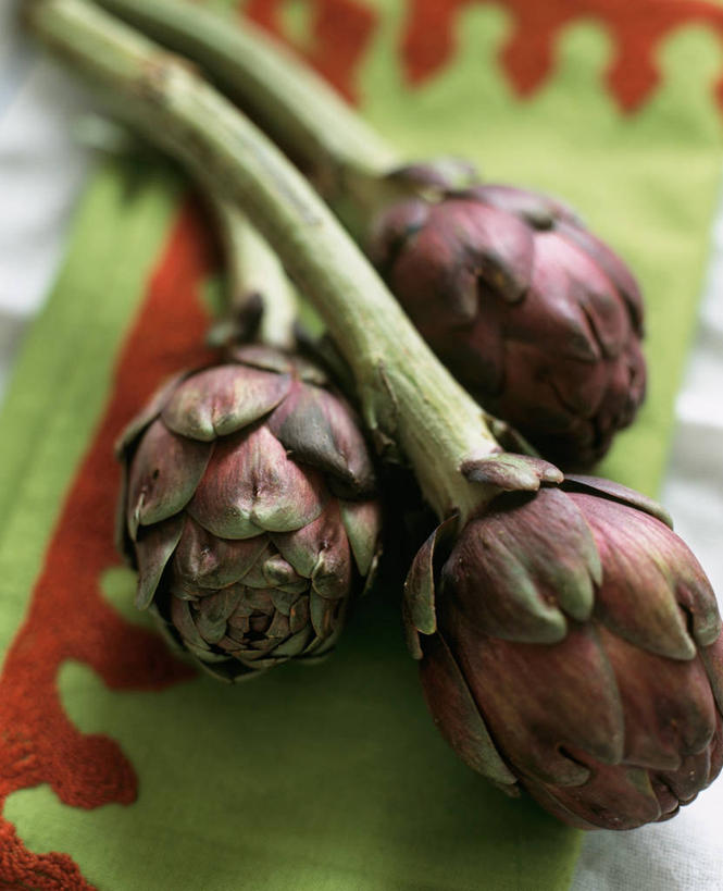 无人,竖图,俯视,室内,特写,白天,餐桌,桌子,蔬菜,阴影,朦胧,模糊,新鲜,反射,布料,影子,朝鲜蓟,食品,布纹,桌布,食物,三个,餐巾,台布,洋蓟,有机食品,绿色食品,餐台,彩图,高角度拍摄,菜蓟,法国百合,球洋蓟,蔬菜之皇,洋百合