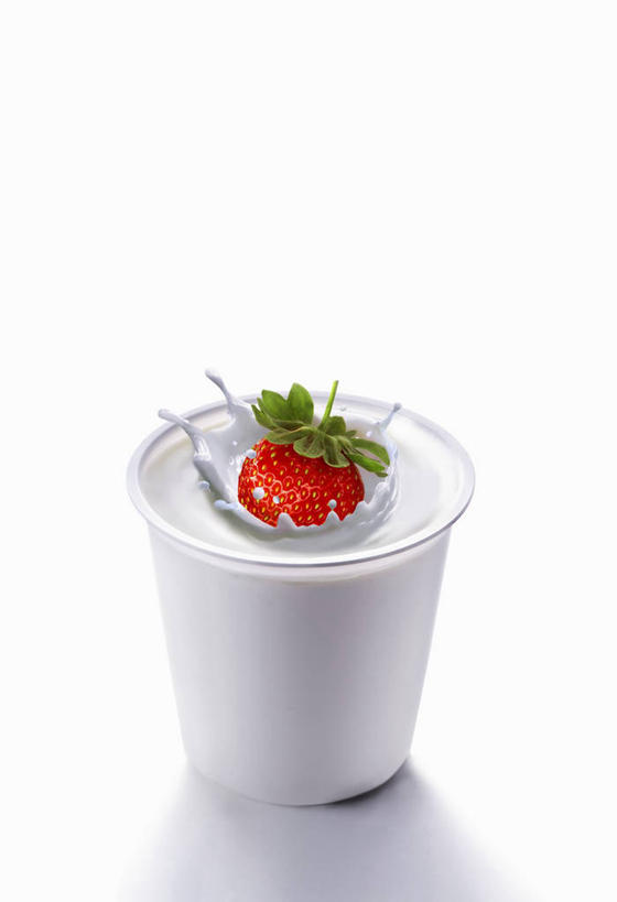 牛奶,无人,竖图,俯视,室内,特写,白天,白色背景,水,餐桌,桌子,草莓,浆果,杯子,水果,阴影,飞溅,新鲜,溅,反射,液体,影子,水滴,生食,食品,果实,饮品,营养,酸奶,水珠,食物,饮料,一个,红色,白色,水杯,摄影,有机食品,绿色食品,影棚,单个,餐台,乳制品,奶,喷洒,发酵,优格,优酪乳,茶杯,洋莓,水果皇后,红莓,地莓,彩图,高角度拍摄,影棚拍摄,拍摄