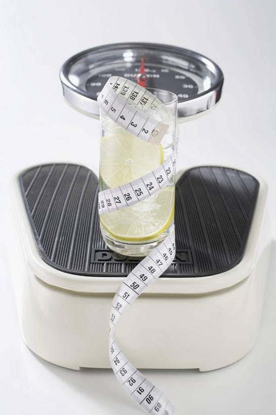 果汁,无人,竖图,俯视,室内,特写,白天,白色背景,仪器,餐桌,桌子,杯子,水果,阴影,新鲜,反射,测量,皮尺,影子,刻度,生食,食品,果实,饮品,生活,玻璃制品,食物,饮料,一个,尺,水杯,保养,健康,保健,摄影,有机食品,绿色食品,影棚,单个,餐台,测量工具,尺子,减肥,衡量,腰围尺,体重,可口,瘦身,计量,量具,量仪,塑料卷尺,衡器,酸橙,健康秤,代代,适口,玻璃杯,秤,体重秤,橙子,橙,彩图,高角度拍摄,影棚拍摄,拍摄