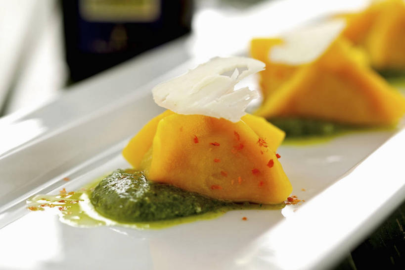 面食,无人,横图,俯视,室内,特写,白天,烹饪,西餐,餐桌,桌子,餐具,阴影,朦胧,模糊,反射,碟子,盘,影子,调料,酱料,酱汁,佐料,料理,食品,饺子,面点,调味品,调味料,酱,小吃,菜肴,美食,食物,三个,一个,白色,盘子,碟,香草,西式,佳肴,单个,餐台,意大利饺子,芳香植物,彩图,高角度拍摄