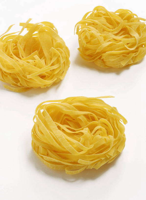 面食,面条,意大利面,无人,竖图,俯视,室内,特写,白天,白色背景,西餐,餐桌,桌子,阴影,反射,影子,面,料理,食品,食物,三个,黄色,西式,摄影,影棚,餐台,彩图,高角度拍摄,影棚拍摄,拍摄