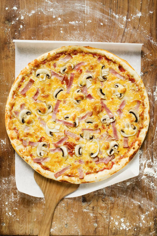 奶酪,无人,竖图,俯视,室内,特写,白天,烹饪,西餐,餐桌,桌子,蔬菜,阴影,新鲜,反射,木制,粉末,影子,菌菇,蘑菇,面粉,肉,干酪,起司,料理,食品,披萨,匹萨,芝士,营养,粮食,菌类,火腿,猪肉,菜肴,美食,肉类,食物,腌制,木制品,快餐,粉,乳酪,食用菌,西式,佳肴,有机食品,绿色食品,餐台,农产品,乳制品,比萨,发酵,肉食,西式快餐,垃圾食品,原材料,意大利薄饼,豚肉,粉状,熏制,火肉,兰熏,猪腿,彩图,高角度拍摄