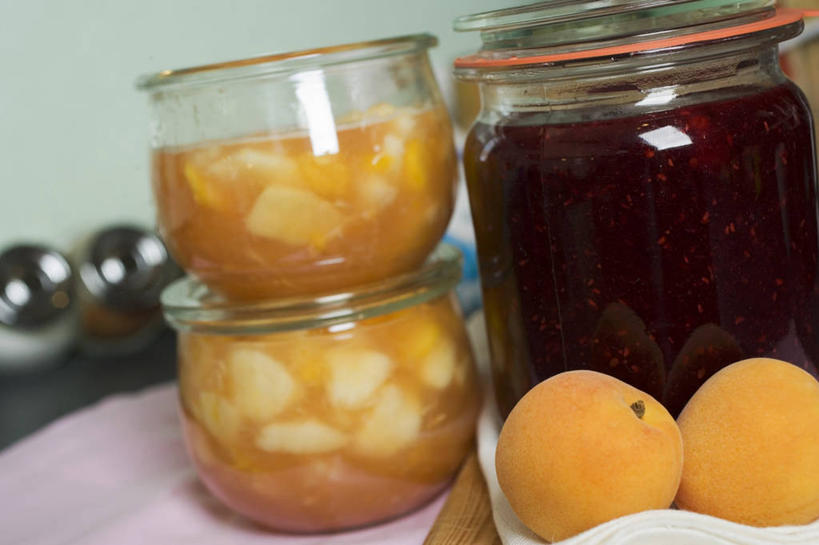 无人,横图,俯视,室内,特写,白天,餐桌,桌子,杏,水果,玻璃,一堆,阴影,堆叠,堆积,朦胧,模糊,新鲜,反射,影子,调料,酱料,酱汁,生食,佐料,食品,果实,调味品,调味料,酱,玻璃制品,食物,三个,玻璃瓶,瓶子,有机食品,绿色食品,餐台,堆,杏果,广口瓶,杏酱,杏子,彩图,高角度拍摄