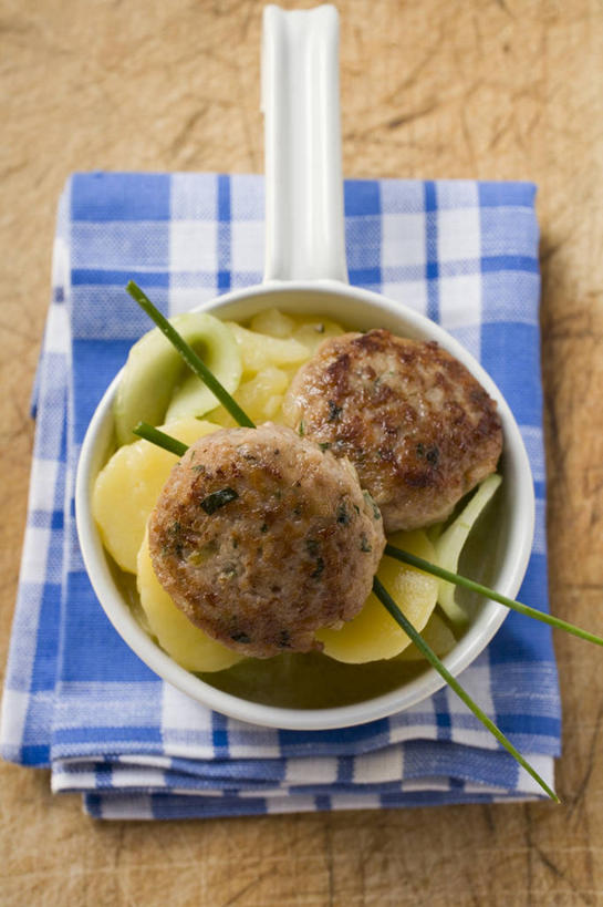 无人,竖图,俯视,室内,特写,白天,餐桌,桌子,黄瓜,蔬菜,土豆,阴影,新鲜,反射,布料,方格,格子,影子,陶瓷,肉,食品,陶瓷制品,布纹,肉类,桌布,食物,一个,蓝色,白色,餐巾,容器,台布,碗,有机食品,绿色食品,单个,餐台,储藏,储存,肉食,馍馍蛋,洋芋,山药蛋,青瓜,马铃薯,胡瓜,彩图,高角度拍摄,贮存