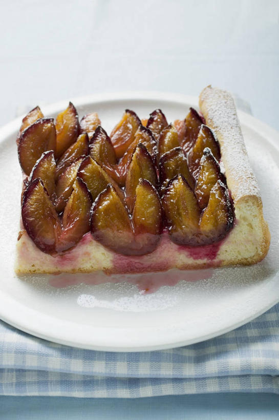 点心,无人,竖图,俯视,室内,特写,白天,下午茶,餐桌,桌子,李子,餐具,水果,一块,一排,许多,阴影,新鲜,整齐,反射,布料,碟子,方格,格子,盘,影子,生食,食品,果实,布纹,桌布,食物,糕点,排列,一个,盘子,餐巾,碟,台布,有机食品,绿色食品,单个,餐台,队列,红李,鸡血李,杏李,彩图,高角度拍摄,蛋糕