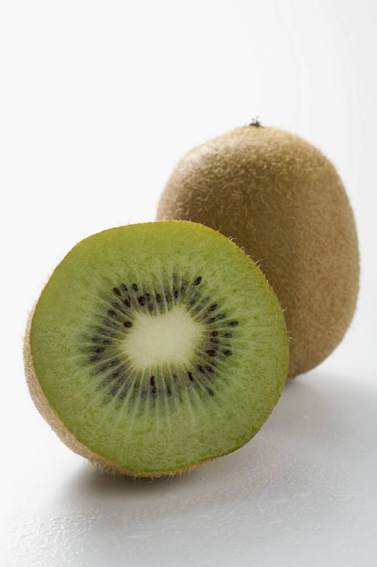 无人,竖图,俯视,室内,特写,白天,白色背景,餐桌,桌子,猕猴桃,水果,阴影,新鲜,反射,影子,生食,食品,果实,食物,两个,摄影,有机食品,绿色食品,影棚,餐台,横截面,剖面,截面,截面图形,奇异果,猕猴梨,彩图,高角度拍摄,影棚拍摄,拍摄