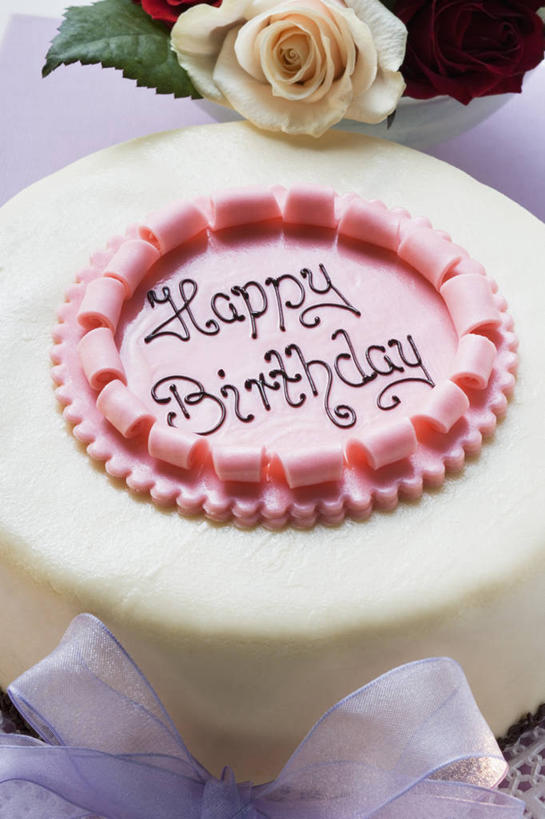 点心,无人,竖图,俯视,室内,特写,白天,爱情,幸福,纯洁,热情,餐桌,桌子,玫瑰,阴影,装饰,盛开,反射,英文,标志,文字,影子,字符,字母,食品,玫瑰花,浪漫,花蕾,文化,标识,花,花瓣,花朵,鲜花,食物,糕点,生日蛋糕,花苞,花蕊,祈祷,温暖,温馨,恩爱,许愿,餐台,纪念,英文字母,华丽,修饰,祈求,点缀,和睦,感动,衬托,美观,雅致,雅观,尊敬,平安,天真,刺玫花,徘徊花,彩图,高角度拍摄,融洽,蛋糕