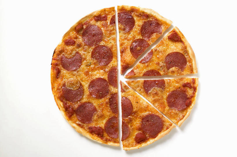 奶酪,无人,横图,俯视,室内,特写,白天,白色背景,烹饪,西餐,餐桌,桌子,切开,阴影,反射,影子,肉,香肠,干酪,起司,料理,食品,披萨,匹萨,腊肠,芝士,营养,菜肴,美食,肉类,食物,快餐,切,乳酪,西式,摄影,佳肴,影棚,餐台,乳制品,比萨,发酵,剖面,肉食,西式快餐,垃圾食品,切面,意大利薄饼,彩图,高角度拍摄,影棚拍摄,拍摄