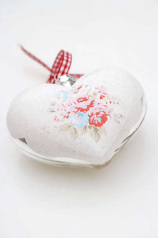 无人,竖图,俯视,室内,特写,白天,白色背景,餐桌,桌子,静物,圣诞节,阴影,节日,庆祝,装饰,反射,挂饰,丝绸,丝带,影子,缎带,圣诞球,文化,绸带,球,一个,庆典,球体,摄影,影棚,单个,餐台,纪念,华丽,修饰,点缀,衬托,美观,雅致,雅观,彩图,高角度拍摄,影棚拍摄,拍摄