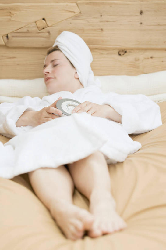 西方人,腿部,脚,脚趾,脚趾甲,腿,一个人,躺,闭眼,睡,竖图,室内,白天,正面,欧洲,欧洲人,仅一个年轻女性,仅一个女性,仅一个人,阴影,反射,木制,纺织物,影子,墙,光脚,墙壁,墙面,木制品,毛巾,清洁,赤脚,搭,保暖,桑拿,搭着,透气,防水,芬兰浴,三温暖,桑拿浴,储水,耐磨,吸水,卧着,年轻女性,女人,女性,白种人,脚指甲,闭眼睛,闭着眼,闭着眼睛,困,困觉,寝息,睡觉,躺着,卧,彩图,全身