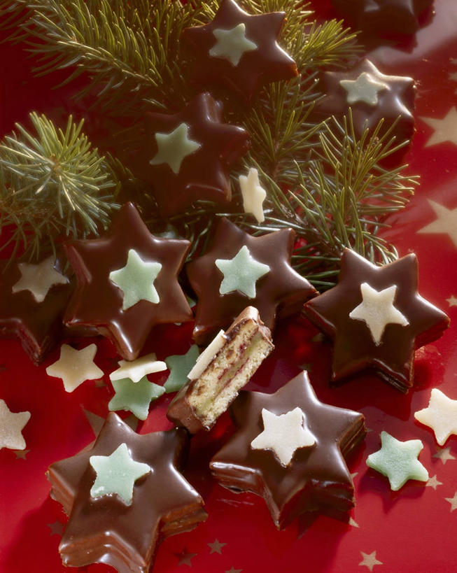 无人,竖图,俯视,室内,特写,白天,餐桌,桌子,圣诞节,阴影,红色背景,节日,庆祝,反射,影子,星星,食品,糖,糖果,甜点,甜品,文化,食物,甜食,巧克力,庆典,星形,摄影,冬青,影棚,餐台,纪念,希望,朱古力,生命,五角形,槲寄生,北寄生,桑寄生,柳寄生,黄寄生,冻青,寄生子,丰饶,五角星,彩图,高角度拍摄,影棚拍摄,拍摄