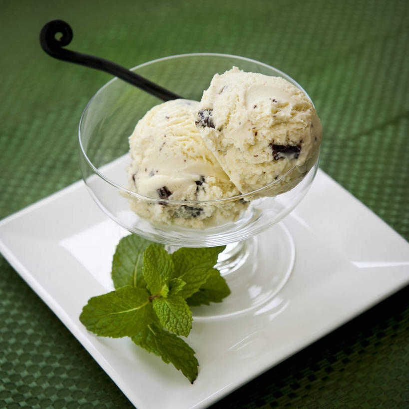 无人,方图,俯视,室内,特写,白天,餐桌,桌子,杯子,餐具,阴影,反射,碟子,盘,影子,勺子,薄荷,冰激凌,银丹草,清凉,玻璃制品,两个,一个,白色,盘子,水杯,调羹,碟,汤匙,冷饮,舒服,冰淇淋,单个,餐台,解暑,解渴,雪糕,舒爽,冰糕,消暑,斑叶凤梨薄荷,夜息香,玻璃杯,彩图,高角度拍摄